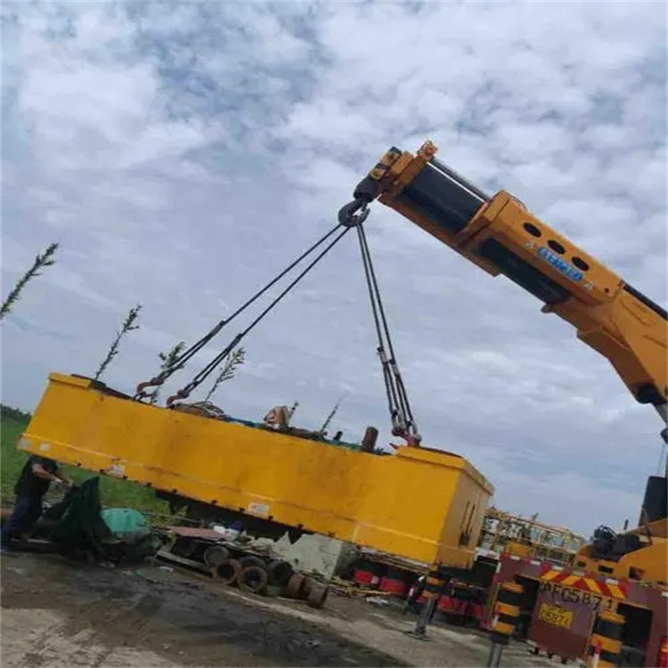 猇亭吊运集装箱的吊车